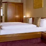 Schwarzer Baer 4* יינה